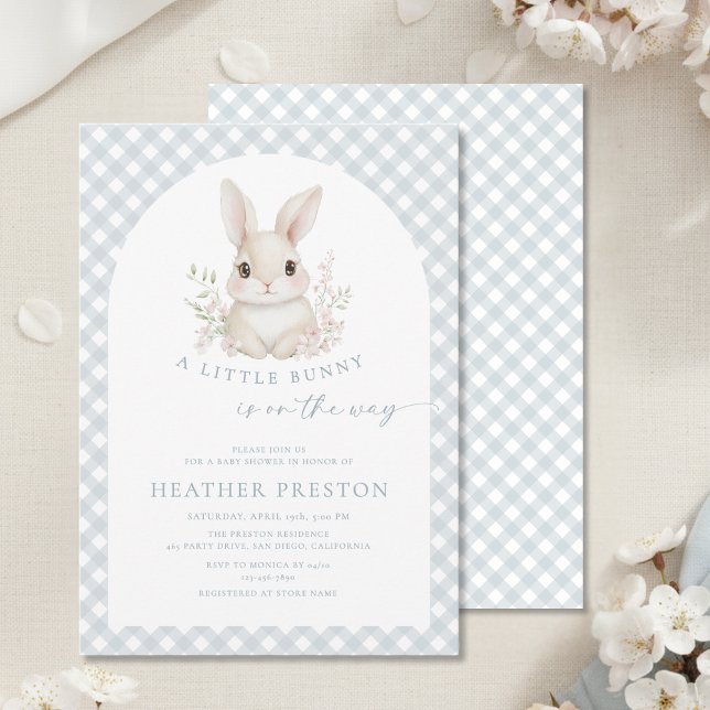 Convites Dusty Blue Little Bunny Gingham Arch Baby Shower (Criador carregado)