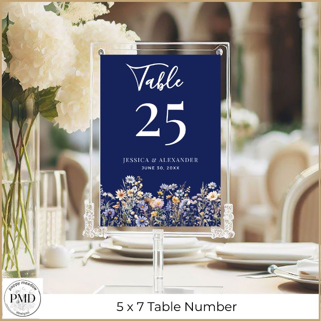 Convites Dusty Blue Wildflower Números de Tabela 5x7 (Dusty Blue Wildflowers Wedding 5 x 7 Table Number with Navy Background, Couple Names, Wedding Date.
)