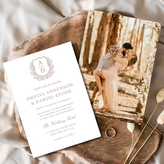 Convites Dusty Rosa Elegant Floral Crest Monograma Casament (Criador carregado)