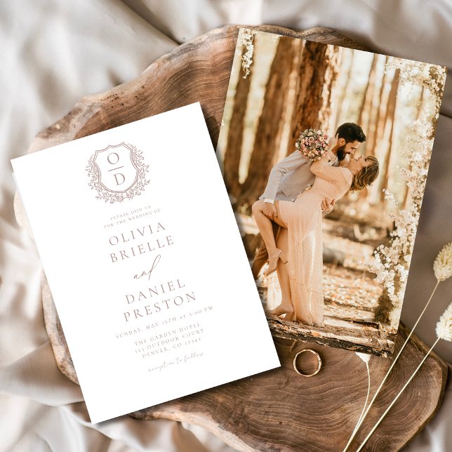 Convites Dusty Rosa Elegant Floral Crest Monograma Casament (Criador carregado)