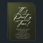 Convites É um Elegante Simples do aniversário de 40 anos do<br><div class="desc">É o Convite Elegante Simples de Convite Elegante para 4ª Festa de aniversário do Partido, 40º Quarenta, com um design minimalista com o texto "It's Party Time!" na tipografia moderna de um roteiro de caligrafia branca e personalizado abaixo com seu texto personalizado sobre um fundo verde. O estilo e a...</div>