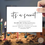 Convites É um segredo, Festa de aniversário surpresa<br><div class="desc">É um segredo,  estamos lançando um cartão de convite de festas surpresa. Planejar a celebração da festa de aniversário para a sua amada família? Convide os convidados com este Cartão de Convite perfeito. Adicione seus detalhes em caracteres pretos / letras correspondentes.</div>