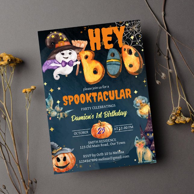 Convites Ei, festa de aniversário de Dia das Bruxas (Hey boo cute baby ghost in a hat birthday party invitation bat owl cat Halloween birthday invitation)