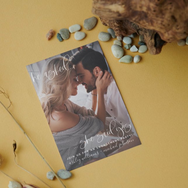 Convites Ela Disse Sim 2 Noivado De Caligrafia Fotográfica (Engaged & Excited! Join Us for the Party 🥂💍 [Personalize Here])