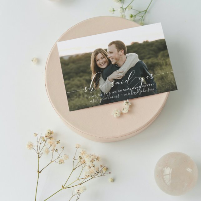 Convites Ela Disse Sim Calliografia 2 Festa de noivado Foto (Engaged & Excited! Join Us for the Party 🥂💍 [Personalize Here])