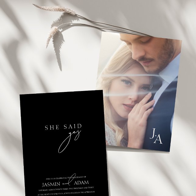 Convites Ela disse sim! Casamento de Fotografias de Script  (She said Yes! Black Simple Script Photo Wedding Invitation)