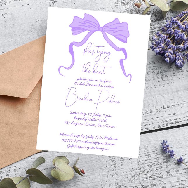 Convites Ela é casando de arco de fita roxa (She's tying the knot purple ribbon handrawn scribble bow bridal shower invitation template)