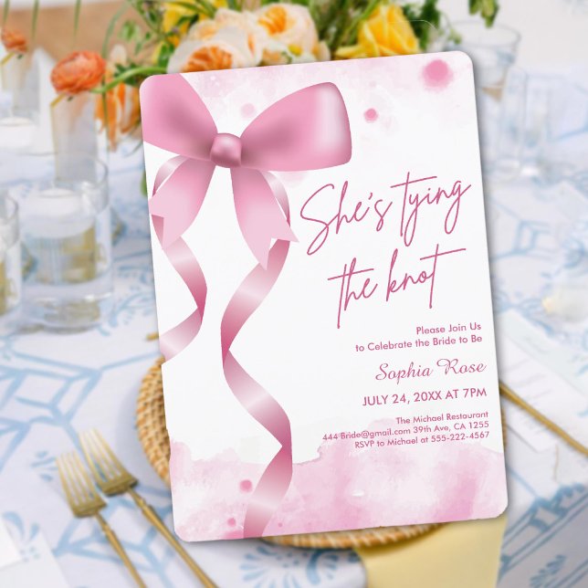 Convites Ela é Casando de Arco rosa suave (She's Tying the Knot Soft Pink Bow Bridal Shower Invitation)