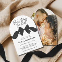 Ela Está Dando o Nó Foto de Laço Preto para Chá de