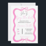 Convites "Ela Está se Casando" Arco Rosa Desenhado à Mão No<br><div class="desc">Convide seus convidados para uma celebração cheia de charme e elegância feminina. Este convite de chá de panela "Ela Vai Se Casar" apresenta um laço de água-forte rosa pintado à mão e caprichoso que emoldura elegantemente os detalhes do seu evento com uma estética coquete e moderna.</div>