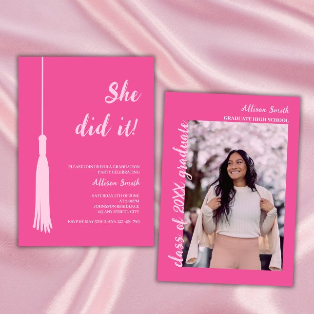 Convites Ela Fez A Trendy Chic Hot Pink Graduação De Fotos (graduation party invitation class of 2024 photo trendy chic feminine pink grad tassel)