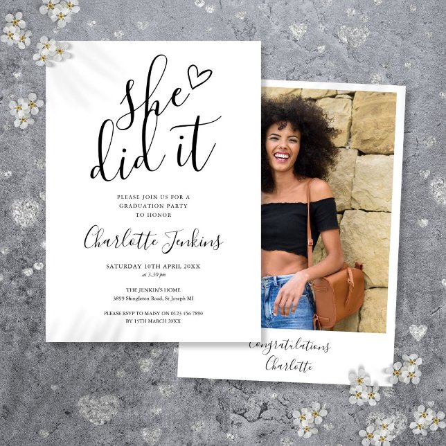 Convites Ela Fez Um Script De Festa de formatura De Foto Do (She Did It Script Heart Photo Graduation Party Invitation)