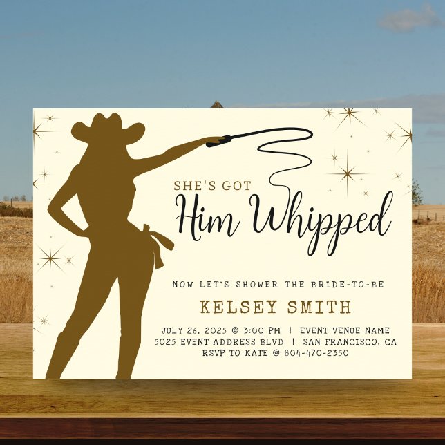 Convites Ela tem o Chá de panela de chicote de vaqueira chi (She's Got Him Whipped Cowgirl Whip Bridal Shower Invitation
)