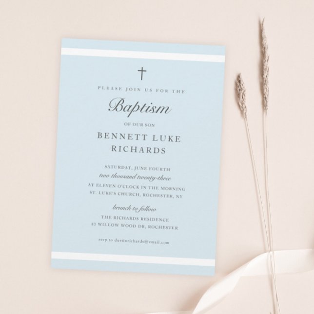 Convites Elegância Moderna Batismo Meninos (Simple light blue boys baptism invitation with elegant script and minimal cross and typography.)