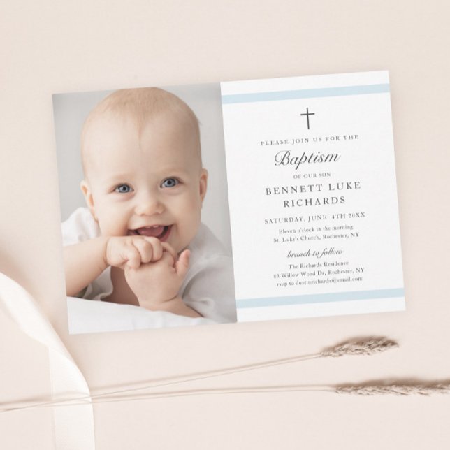 Convites Elegância Moderna Meninos Foto Batismo (Modern boys photo baptism invitation with elegant script and minimal religious cross and typography.)