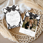 Convites Elegant Black Bow Graduation Party Invite<br><div class="desc">Make a stylish statement with this "Coquette Aesthetic" graduation party invitation. Featuring a stunning, oversized black watercolor bow and flowing ribbons that elegantly frame your event details. This chic monochrome design with sophisticated script typography is perfect for high school or college graduates. Easily personalize for a timeless and trendy Class...</div>
