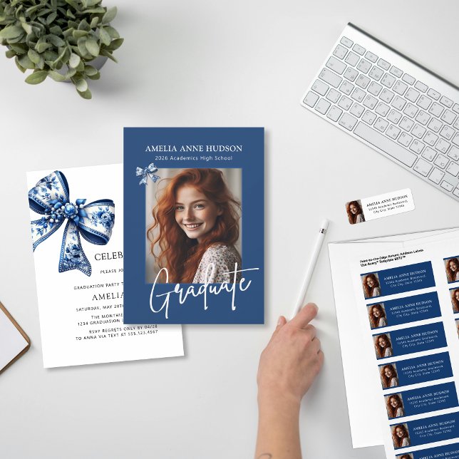 Convites Elegant Blue Bow Photo 2026 Graduation Party (Criador carregado)