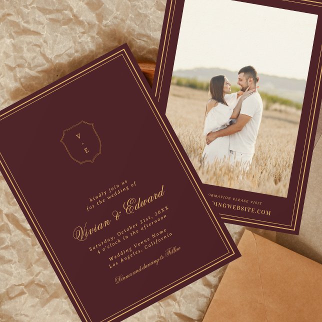 Convites Elegant Crest Monogram Burgundy & Gold Wedding (Criador carregado)