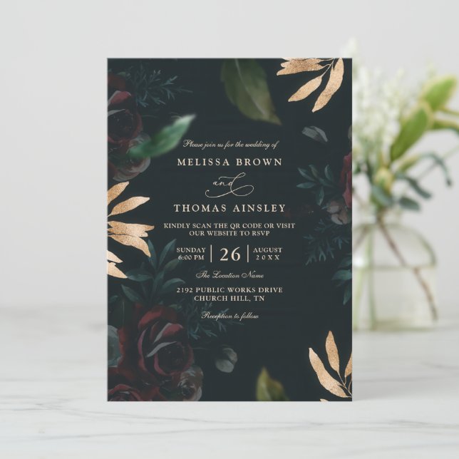 Convites Elegant Dark Velvet Burgundy Rose QR Code Wedding (Em pé/Frente)