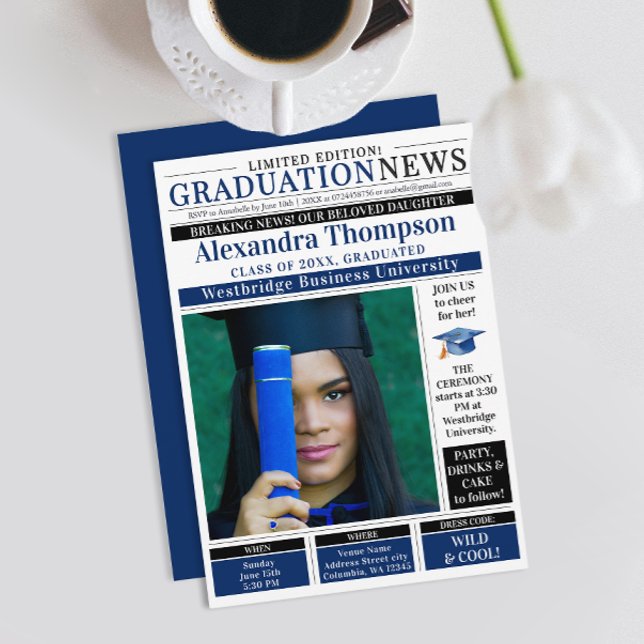 Convites Elegant Navy Blue Graduate Newspaper Breaking News (Criador carregado)