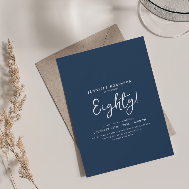 Convites Elegante 80 de Script Moderno Azul Marinho de Aniv (Elegant Modern Script 80th Birthday Navy Blue Invitation)