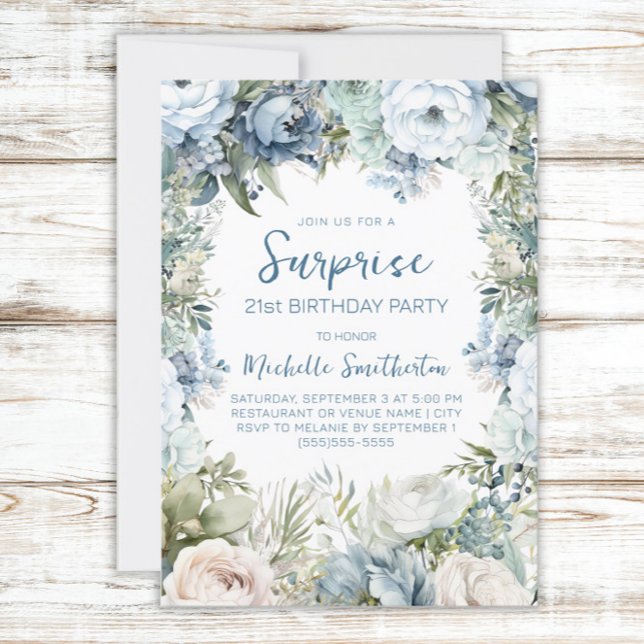 Convites Elegante aniversário de 21 anos da Surpresa Floral (Dusty blue watercolor floral and sage green leaves surprise 21st birthday party invitation)