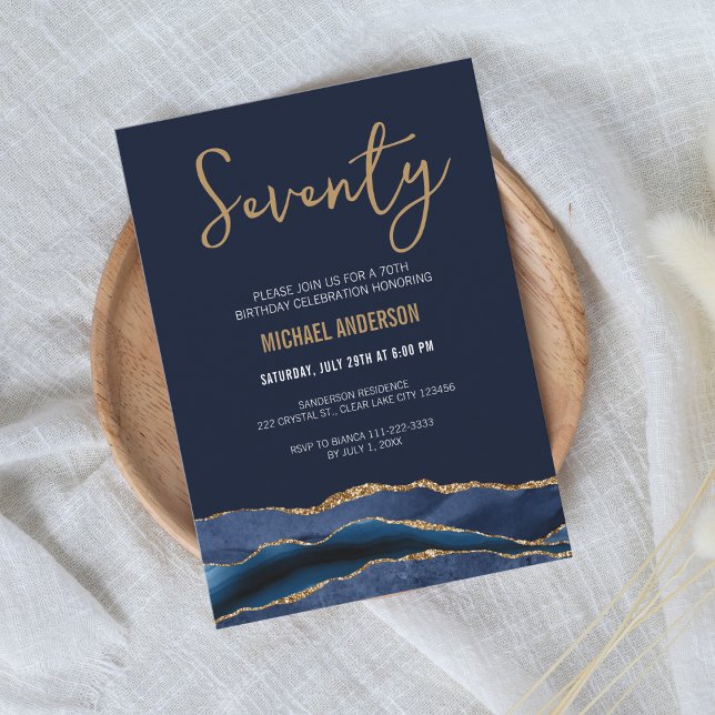 Convites Elegante Aniversário de 70 anos Navy Gold Ágata (Modern navy blue gold 70th birthday invitation with geode agate design for men)