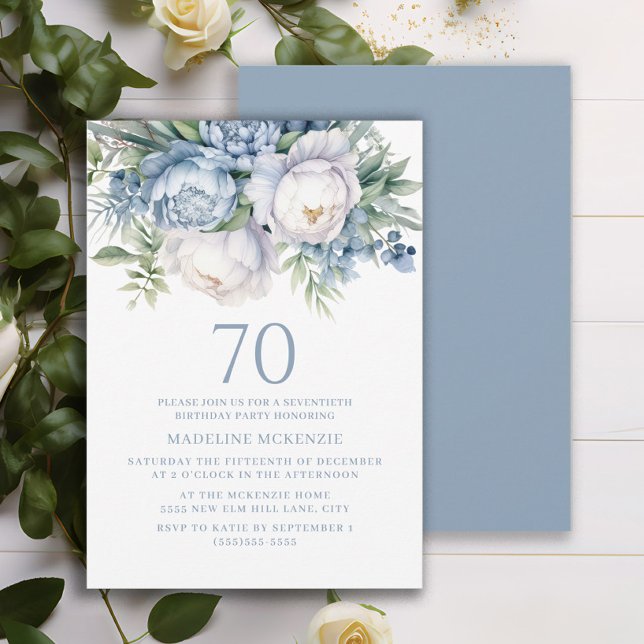 Convites Elegante Azul Azul 70 Floral Branco Aniversário (Elegant dusty blue and white watercolor floral 70th birthday party invitation)