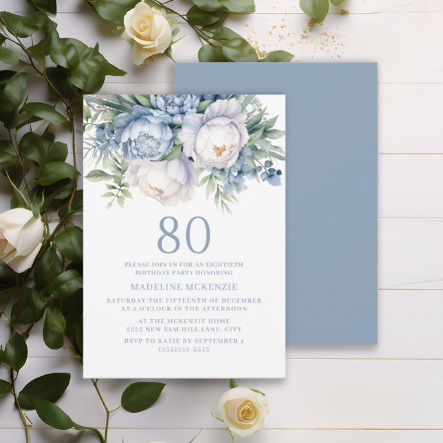 Convites Elegante Azul Azul 80 Floral Branco Aniversário (Elegant dusty blue and white watercolor floral 80th birthday party invitation)