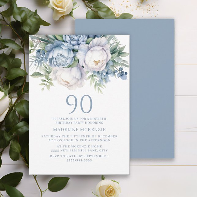 Convites Elegante Azul Azul 90 Floral Branco Aniversário (Dusty blue and white watercolor floral women's 90th birthday party invitation. Printed or digital)