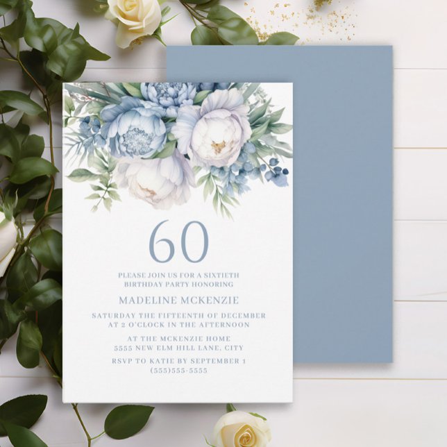 Convites Elegante Azul Azul Floral 60º Aniversário (Dusty blue and white floral 60th birthday party invitation)