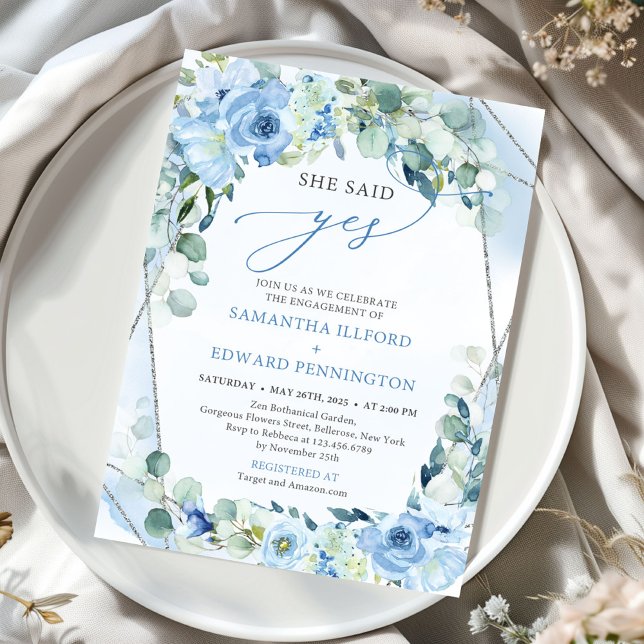Convites Elegante Blue Floral Sage Green prata Ela disse si (modern calligraphy script blue flowers sage she said yes invitation)
