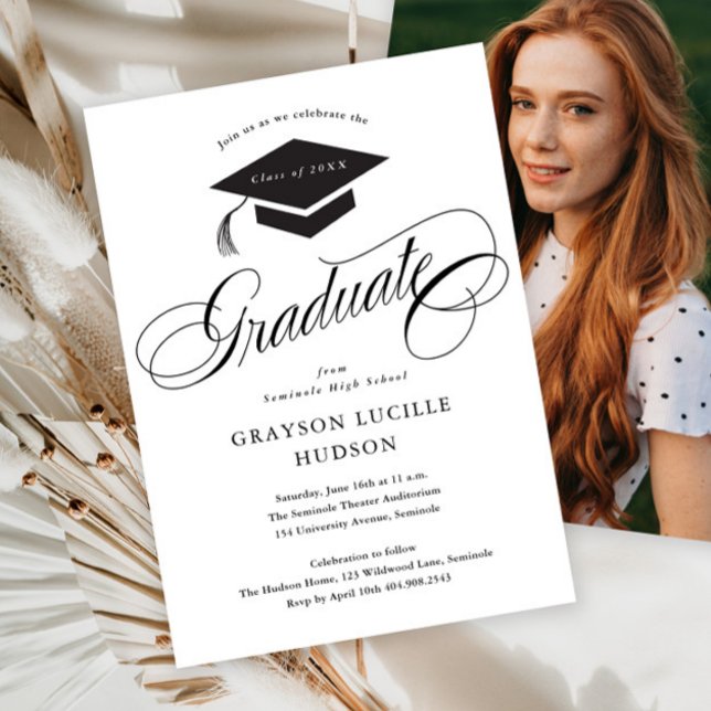 Convites Elegante Caligrafia em Script Foto Graduação (Simple black and white elegant script photo graduation invitation announcement.)