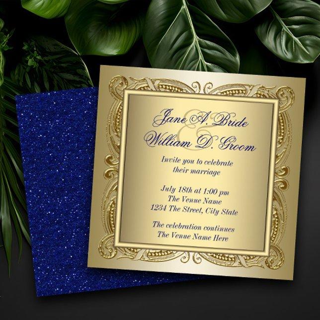 Convites Elegante Casamento Azul Real e Dourado (Royal blue and gold wedding invitation with elegant gold swirls. )