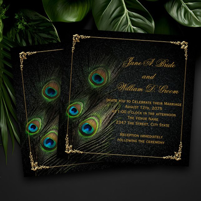 Convites Elegante Casamento de Pavão Preto e Dourado (Elegant peacock feather wedding invitation with vibrant colors on a black and gold background.)
