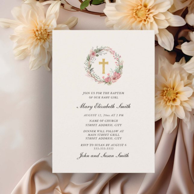 Convites Elegante Cruz Rosa Floral Batismo Menina Bebê  (Elegant floral wreath and cross cream-colored baptism invitation)