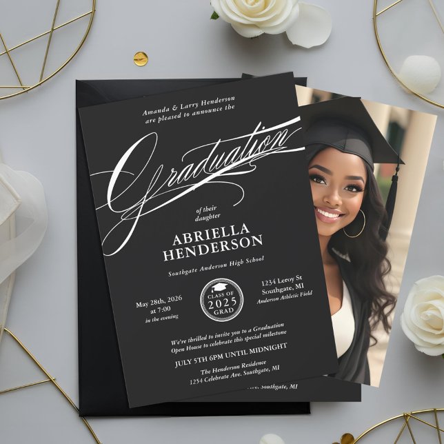 Convites Elegante e Formal em Letra Preta para Formatura (Black and White Elegant Graduation Announcement and Invitation)