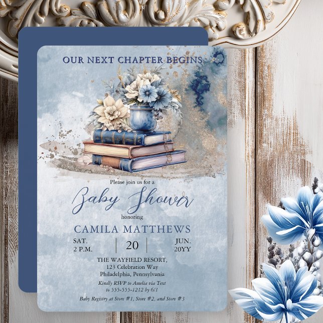 Convites Elegante Floral Books Nosso Próximo Chá de fraldas (Rustic Vintage Look Elegance "Our Next Chapter Begins" Old Books and Florals Blue Baby Shower Invite)