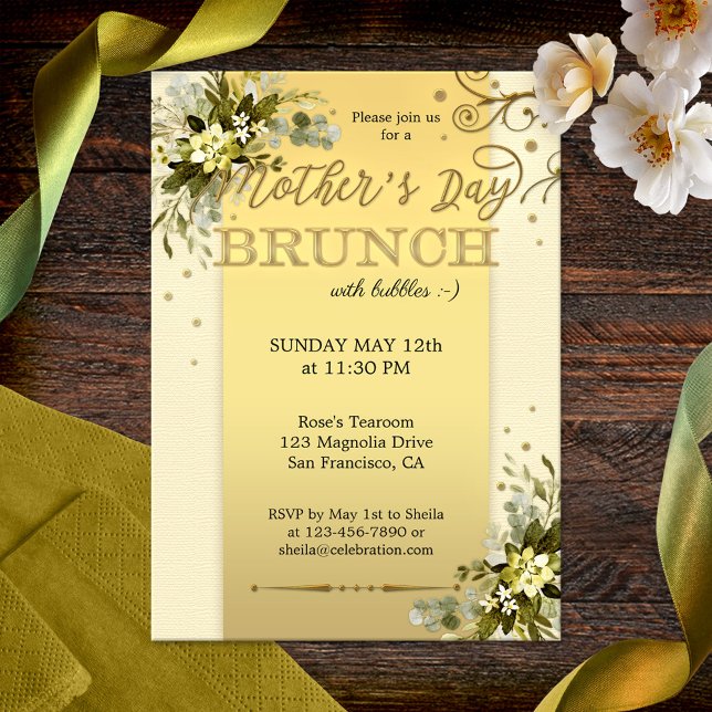 Convites Elegante Floral Dourado Eucalipto Brunch do Dia da (Elegant Mother's Day Brunch invitation featuring a gold stylized design with watercolor leaves)