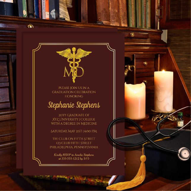 Convites Elegante Maroon Dourada Festa de formatura Médica (Elegant Maroon and Gold Tone "MD" Physician | Doctor Graduation Announcement | Party Invitation)