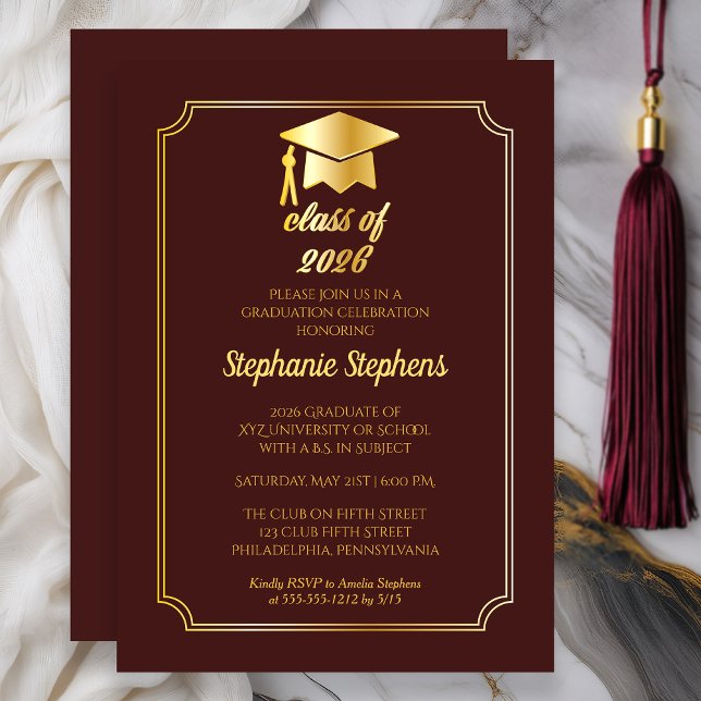Convites Elegante Marrom | Festa de Formatura com Chapéu Do (Class of 2026 Elegant Maroon Gold College Graduation Party)