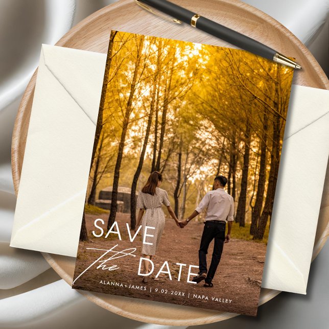 Convites Elegante minimalista Salve a data (Rustic fall save the date card with couple holding hands in golden forest.)