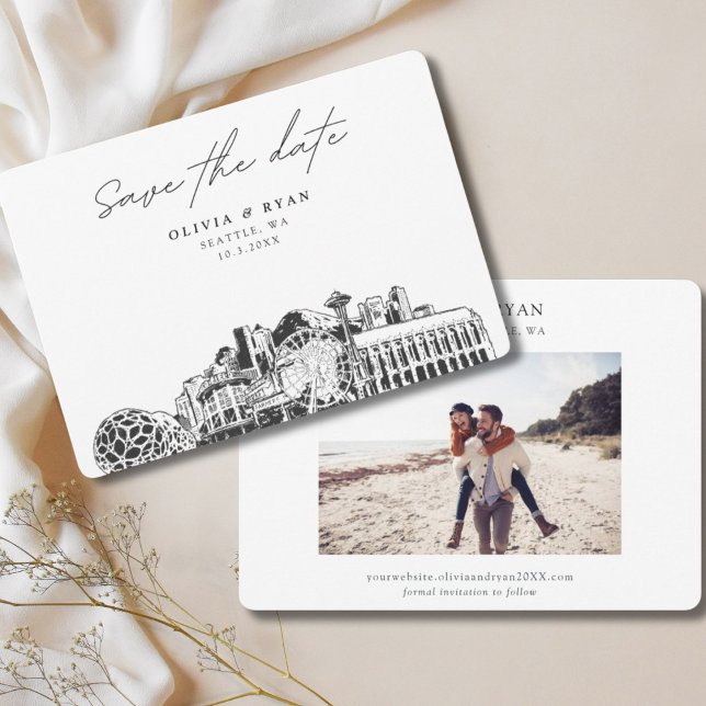 Convites Elegante Skyline Modern Seattle Salve a Data (Seattle Skyline Wedding Save the Date Double Sided Minimalist Modern with Engagement Photo)