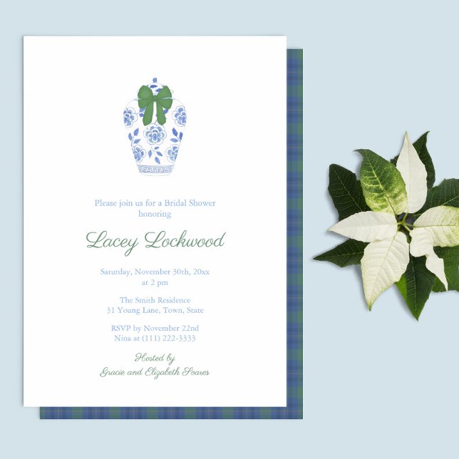 Convites Elegante Tartan Chinoiserie Holidays Chá de panela (Simple elegant Christmas Bridal Shower Invitation featuring a ginger jar vase with green bow)