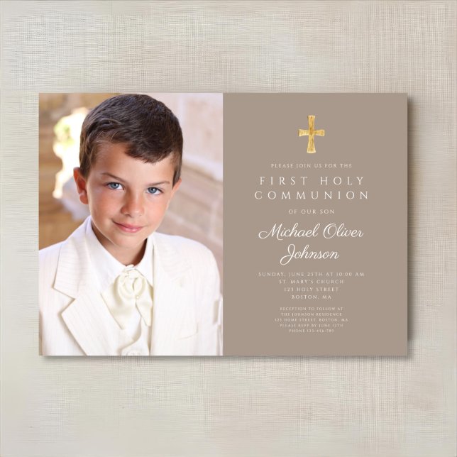Convites Elegante Taupe Cross Photo Boy Primeira Comunhão (Elegant Taupe Cross Photo Boy First Communion Invitation)