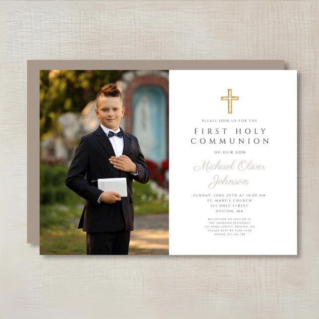 Convites Elegante Taupe Cross Photo Boy Primeira Comunhão (Elegant Taupe Cross Photo Boy First Communion Invitation)