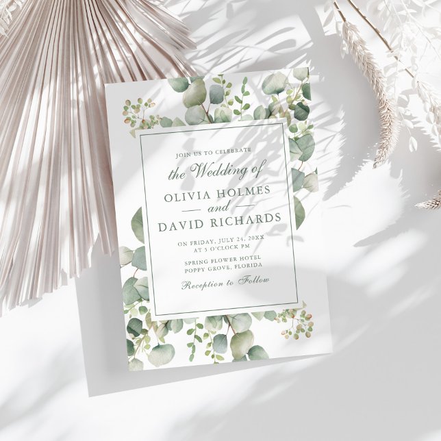 Convites Elegante Verde Eucalipto Botânico Casamento (Elegant Greenery Eucalyptus Botanical Wedding Invitation on a sunny white table.)