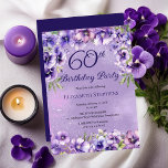 Convites Elegante Violetas Roxas Floral 60ª Festa de aniver<br><div class="desc">Elegante violeta violeta floral design de "60ª Festa de aniversário" design com uma faixa floral superior e inferior de violetas em um violeta angustiado e fundo estrelado branco.</div>