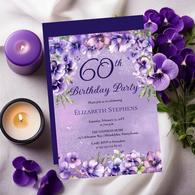 Convites Elegante Violetas Roxas Floral 60ª Festa de aniver (Elegant Purple Violets Floral 60th Birthday Party Invitation)
