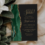 Convites Emerald Agate Dourada Surpresa 50ª Festa de aniver<br><div class="desc">Esta elegante surpresa do 50º convite de aniversário apresenta uma esmeralda verde aquarela agata borda com falsa brilho dourado. O texto personalizável combina manuscrito dourado, fontes em copperplate e itálico em um fundo preto de slate. Edite o nome, a idade e outros detalhes. O verso apresenta um design emerald verde...</div>